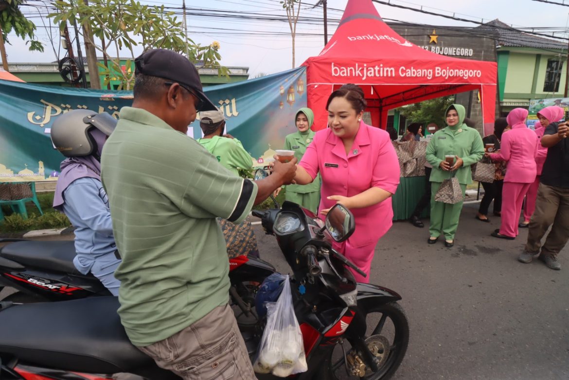 Kompak, Bhayangkari dan Persit Bagikan Takjil kepada Masyarakat di Bojonegoro