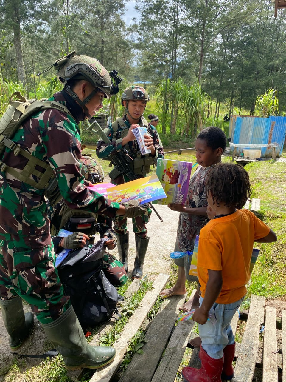 Buku Gambar Dari Satgas TNI Membuka Dunia Baru bagi Anak-Anak Papua