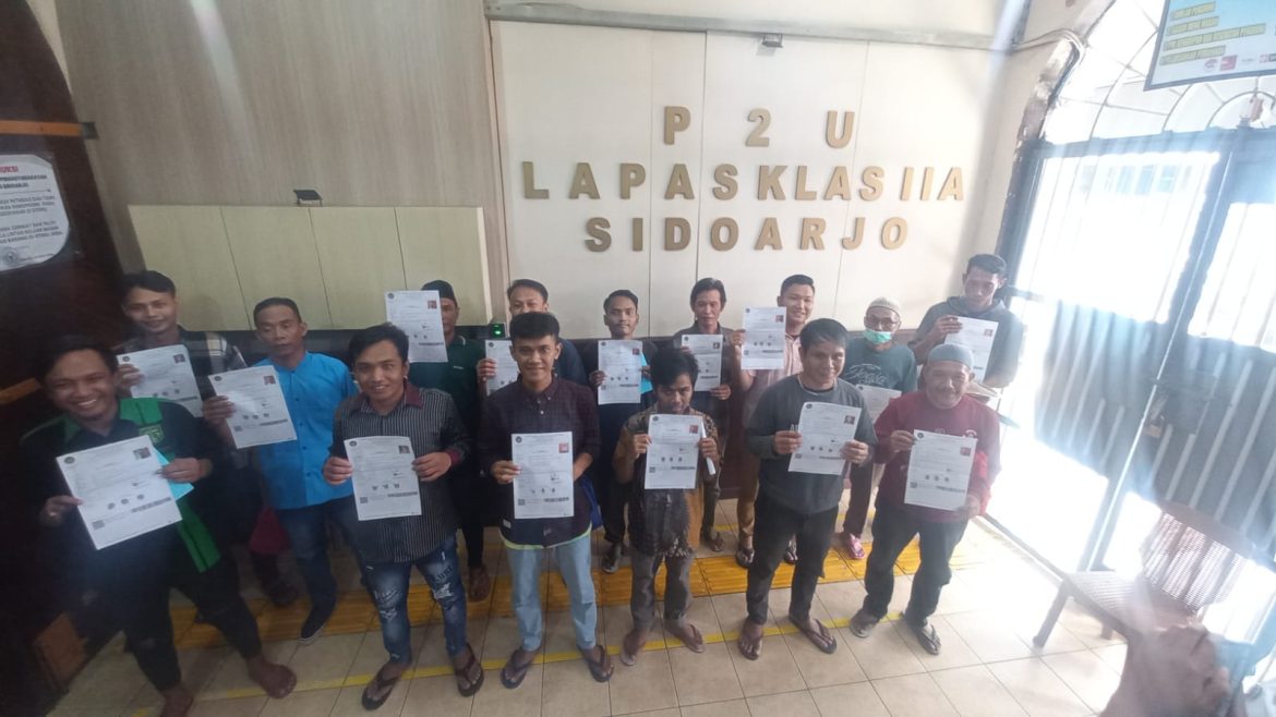 17 Warga Binaan Lapas Sidoarjo Terima Hak Integrasi, 15 PB dan 2 CB Bebas Hari Ini