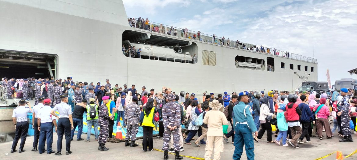 Dit Polairud Polda Jateng Amankan Kedatangan KRI  BANJARMASIN 592 di Pelabuhan Tanjung Emas Dalam Rangka Mudik Gratis Lebaran 2025
