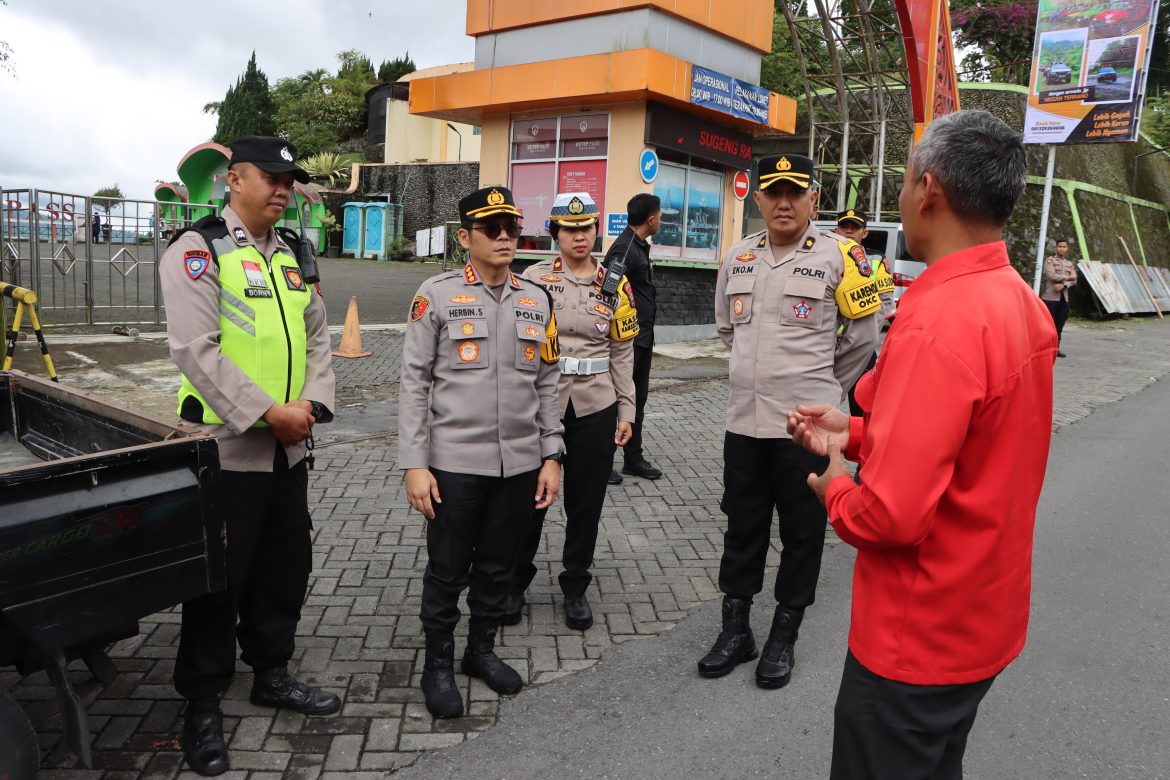 Kapolresta Magelang Tinjau Pengamanan Ketep Pass, Pastikan Libur Lebaran Aman dan Lancar