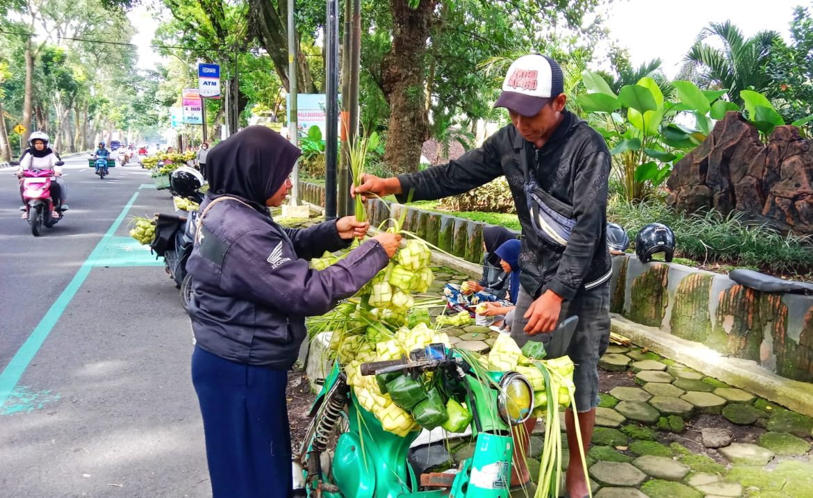 Manfaatkan Momentum Prepegan, Ismawan Berjualan Longsong Ketupat