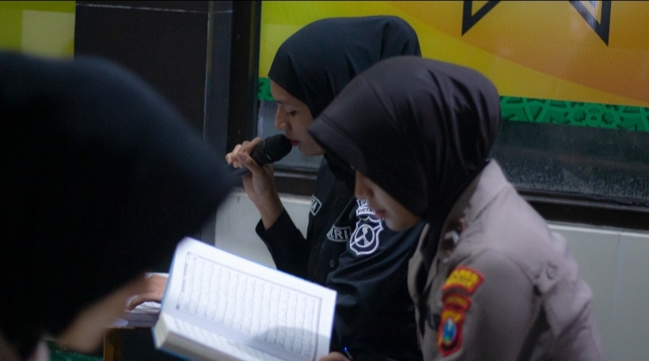 Isi Ramadan dengan Ibadah, Polwan dan ASN Polres Nganjuk Rutin Tadarus di Masjid Al-Ikhlas