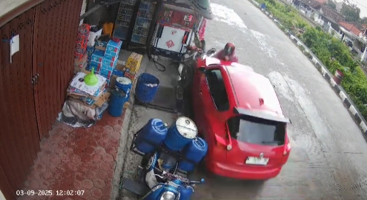 Viral !!! Seorang Pengendara Motor Sedang Isi Bensin Ditabrak Mobil Nissan Juke