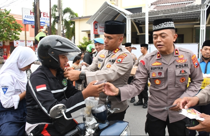 Berbagi Takjil Jelang Buka Puasa, Polres Madiun Kota Sosialisasikan Hotline 110 untuk Mudik Lebaran