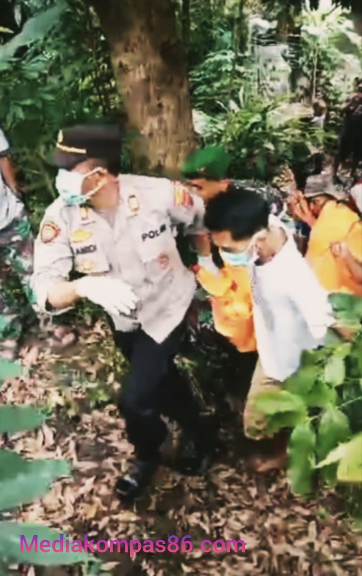 Polsek Secang Bersama Koramil Secang, Puskesmas Secang 2 dan Warga Evakuasi Mayat di Aliran Sungai Pucang