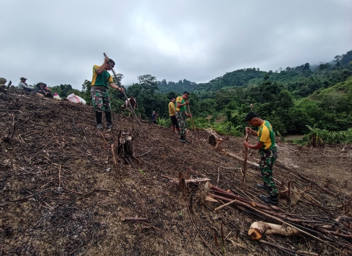 Peringati HUT Kostrad ke-64, Satgas Pamtas Yonarmed 11 Kostrad Gelar Bakti Sosial dan Karya Bhakti di Kampung Saliku, Malaysia