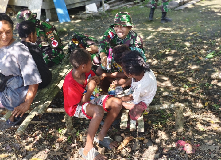 Bagikan Mainan Anak, Satgas Yonif 131/BRS Bawa Kecerian Untuk Anak Papua