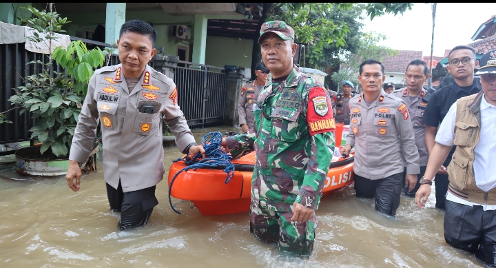 Polri-TNI Bagikan Makanan ke Warga Terdampak Banjir di Sawangan, Depok