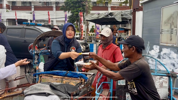 Ramadan Penuh Berkah, Polrestabes Surabaya Bagikan Takjil ke Abang Becak