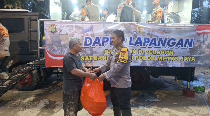Polri Dirikan Dapur Lapangan 24 Jam Penuh untuk Korban Banjir Pondok Gede Permai Bekasi