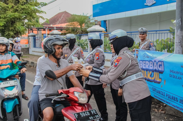 Polres Jember Himbau Masyarakat Tertib Lalu Lintas di Bulan Ramadhan Dengan Berbagi Takjil