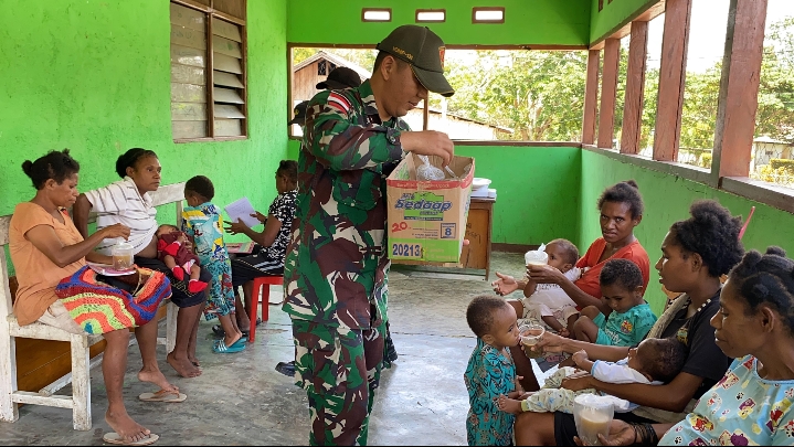 Meningkatkan Kesehatan Masyarakat di Perbatasan Papua, Satgas Yonif 131/BRS Gelar Pelayanan Kesehatan Bersama Puskesmas Distrik Waris