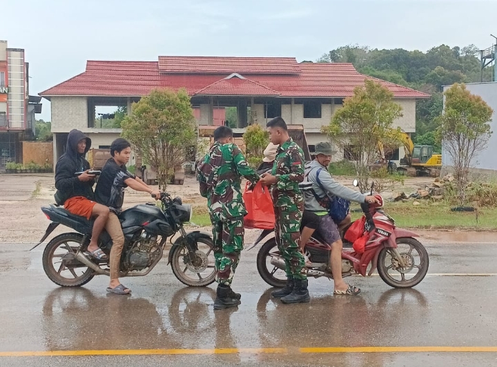 Semarak Ramadhan, Satgas Pamtas RI-Malaysia Yonzipur 5/ABW Berbagi Takjil