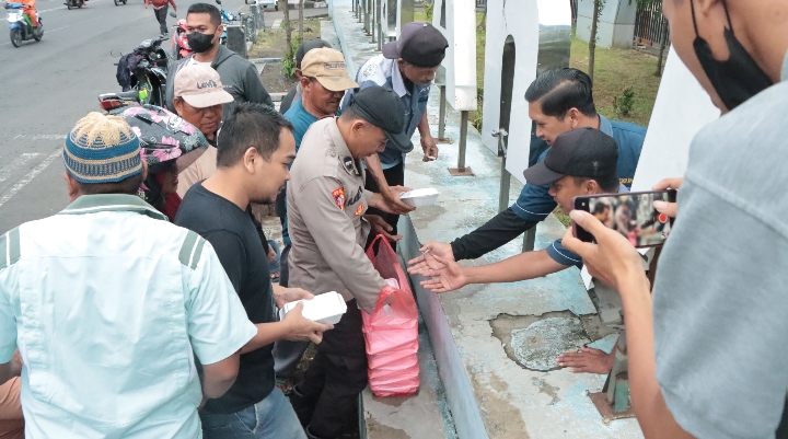 Jumat Berkah, Polres Nganjuk Bersama Awak Media Bagikan Ratusan Takjil di Terminal Anjuk Ladang
