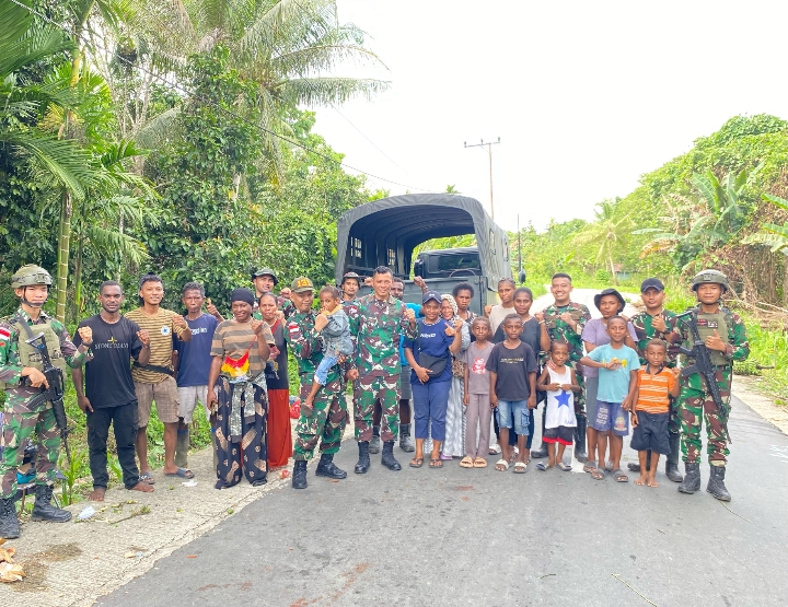 Manunggal dengan Masyarakat, Satgas Yonif 131/Brajasakti Laksanakan Karya Bhakti Pembersihan Kampung di Perbatasan Papua