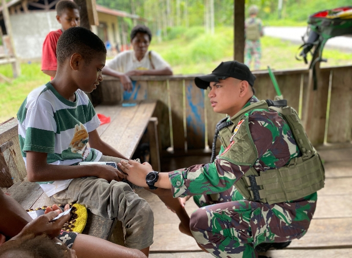 Satgas Yonif 131/BRS Anjangsana Dan Berikan Pelayanan Kesehatan Di Kampung Wembi Papua