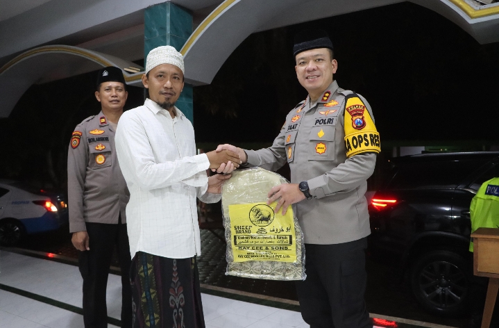 Kapolres Tulungagung Tarawih Bersama Santri Ponpes Al Falah Trenceng