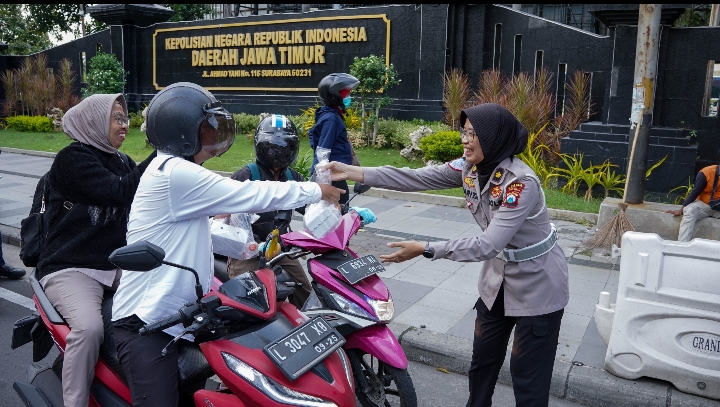 Berbagi Takjil Jelang Buka Puasa, Ditlantas Polda Jatim Ajak Masyarakat Tertib Berlalu Lintas