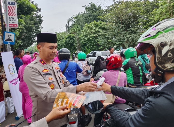 Wujud Kepedulian Polri, Polsek Wonocolo dan Bhayangkari Ranting Wonocolo Tebar Kebaikan di Bulan Suci