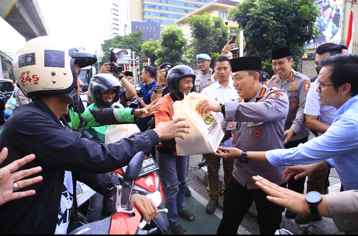 Masyarakat Antusias Saat Kapolri Turun Langsung Berbagi Takjil