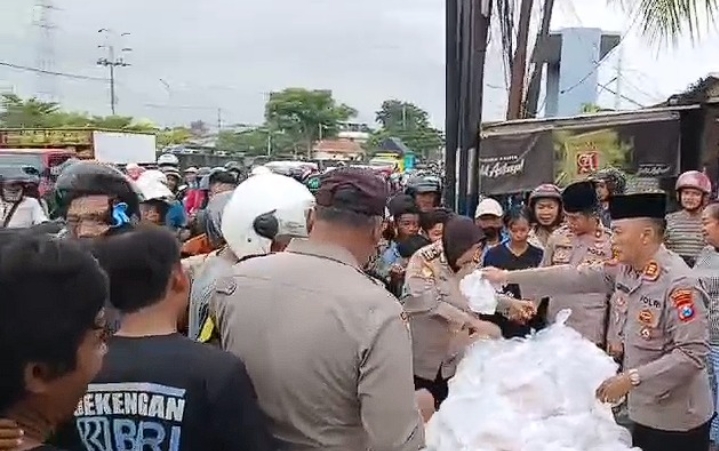 Polsek Krembangan Bagikan 100 Paket Takjil Berbagi di Bulan Ramadhan
