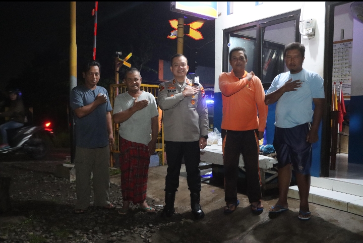 Ramadan Kasih, Sembari Patroli Kapolres Tulungagung Berbagi Sembako