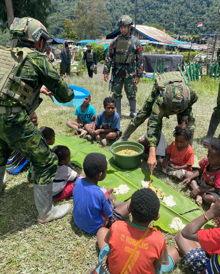 Makan Bersama, Wujud TNI Manunggal Dengan Rakyat