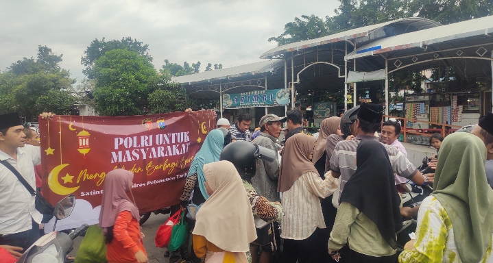 Polri Untuk Masyarakat: Polres Pelabuhan Tanjung Perak Bagikan 200 Takjil Menjelang Idul Fitri 1446 H di Serambi Ampel Surabaya
