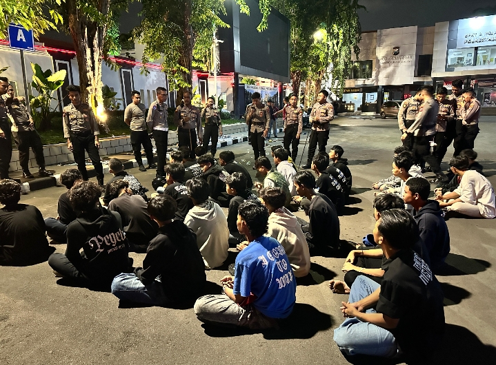 Ops Ketupat Semeru Polrestabes Surabaya Amankan Puluhan Remaja yang Bikin Onar Tutup Jalan