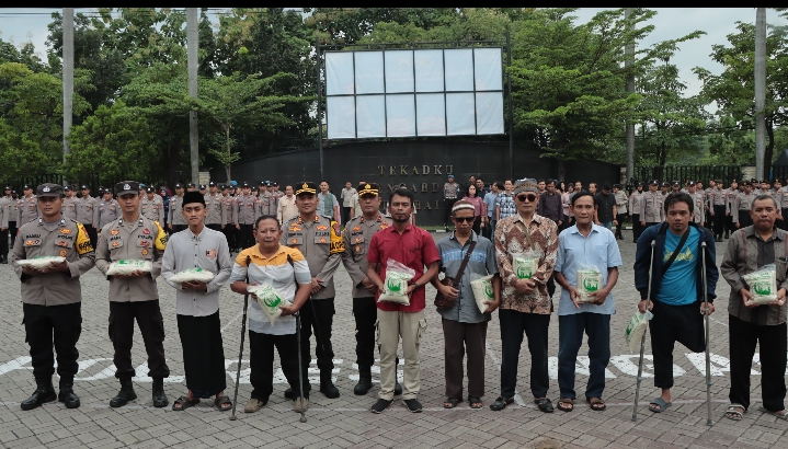 Polres Nganjuk Antar Zakat Fitrah ke Pelosok dengan Motor Bhabinkamtibmas