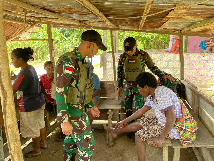 Peduli Kesehatan Masyarakat Papua, Satgas Yonif 131/BRS Bergerak Berikan Pelayanan Kesehatan Di Kampung Wembi