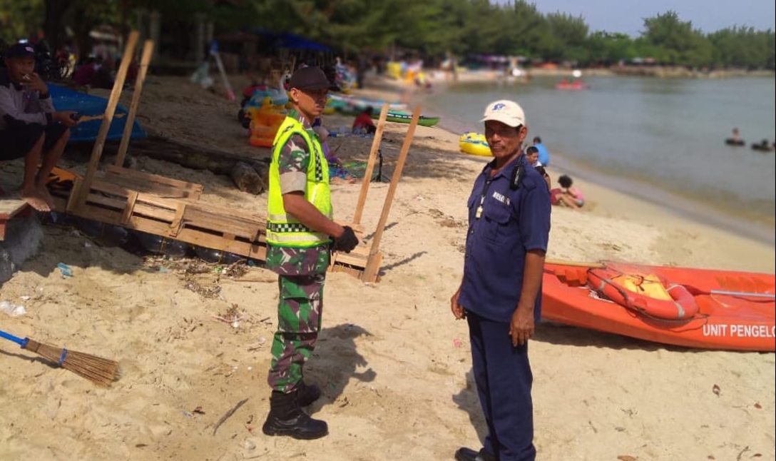 Anggota Koramil 09 / Mlonggo, Serda Dwi Setyo R, Laksanakan Pemantauan dan Pengamanan di Obyek Wisata Pantai Mblebak