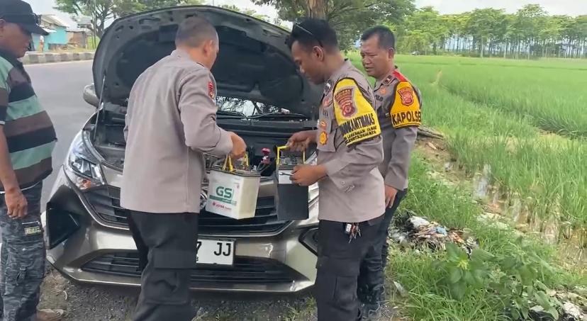 Polisi Beri Bantuan Mobil Pemudik Mogok di Jalur Arteri Pantura Indramayu