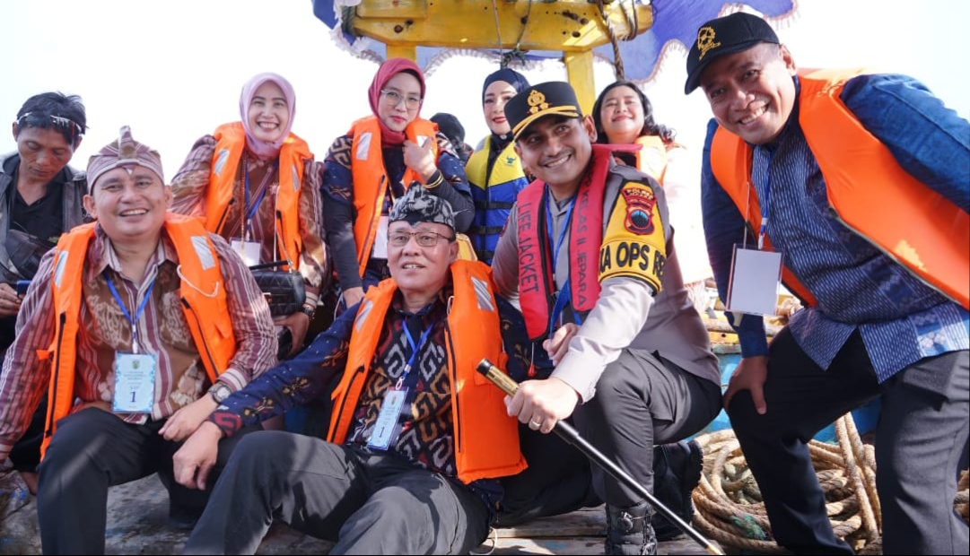 Dandim 0719 / Jepara Hadiri Festival Budaya Pelarungan Kepala Kerbau dalam Pesta Lomban