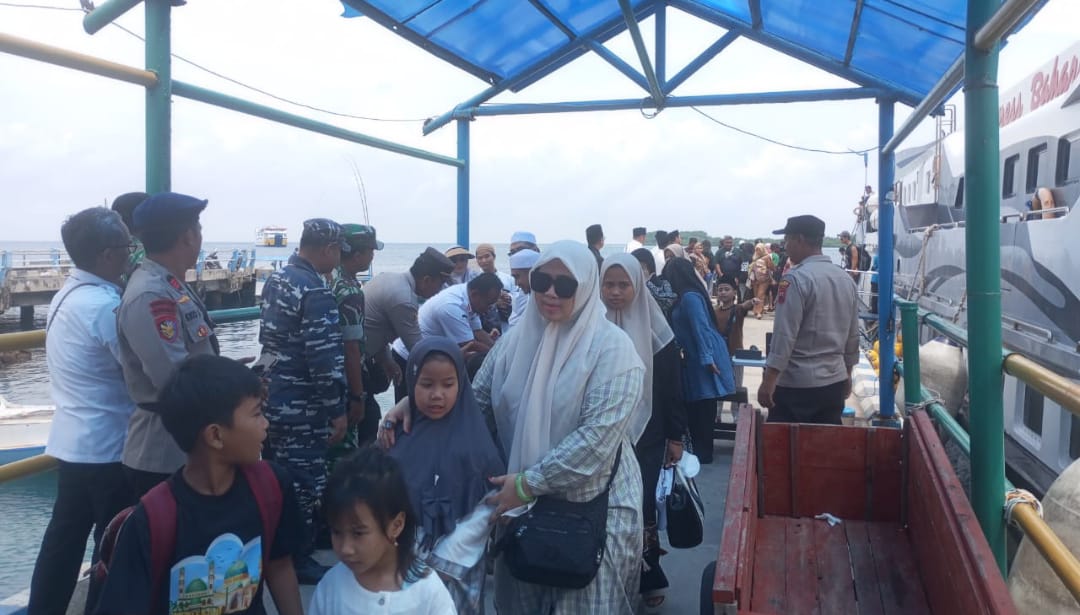 Danramil 10 / Karimunjawa Lettu Inf Adi Susanto Bersama Forkopimcam dan Instansi Terkait Laksanakan Patroli Pengamanan Kedatangan KMP Siginjai dan KMC Express Bahari