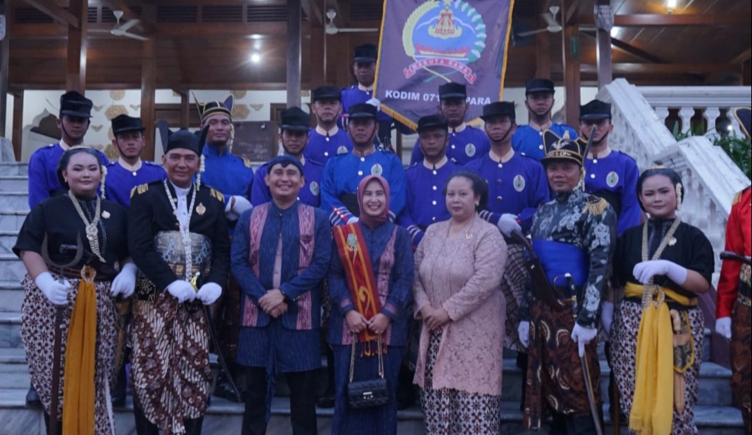 Kolaborasi Kodim 0719 / Jepara dan Yayasan Praja Hadipuran dalam Kirab Pasukan Budaya pada Prosesi Buka Luwur