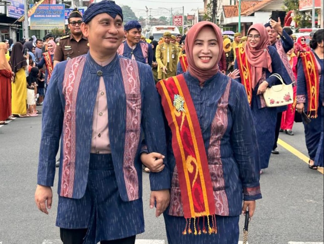 Dandim 0719 / Jepara dan Ketua Persit Kartika Candra Kirana Cabang XL Ikuti Prosesi Kirab Buka Luwur Makam Pangeran Hadirin dan Ratu Kalinyamat