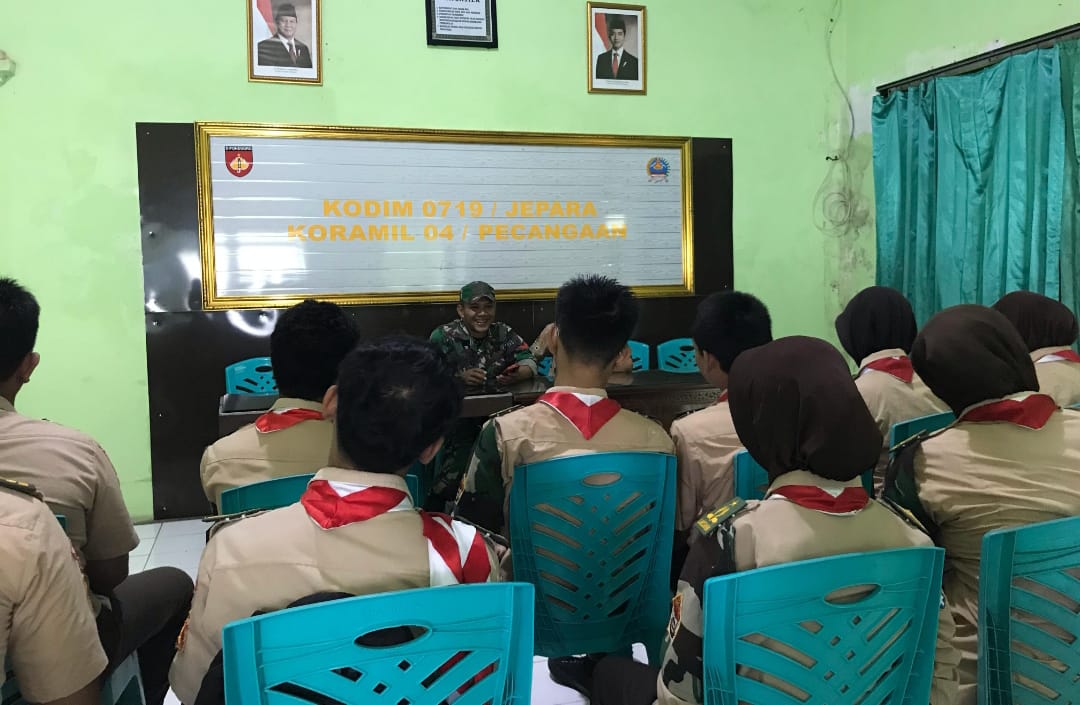 Anggota Koramil 04 / Pcg Koptu Rizki Kurniawan Laksanakan Pembekalan Materi Bertahan Hidup di Koramil 04 / Pecangaan