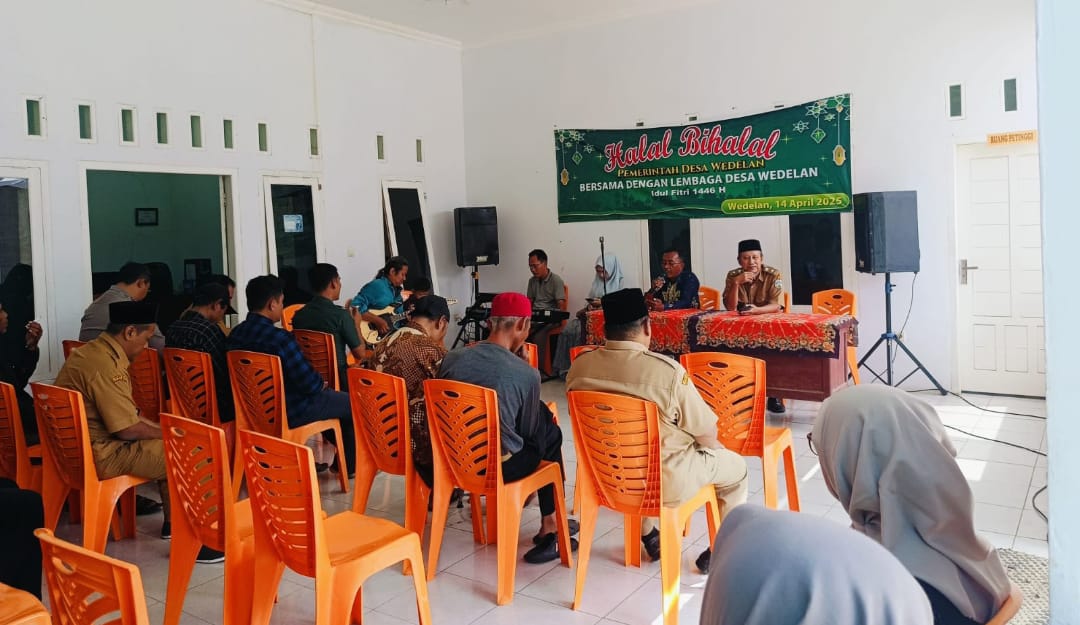 Babinsa Wedelan Kodim 0719 / Jepara, Sertu Heri Hadiri Undangan Halal Bihalal Pemdes Wedelan dengan Lembaga Desa di Balai Desa Wedelan