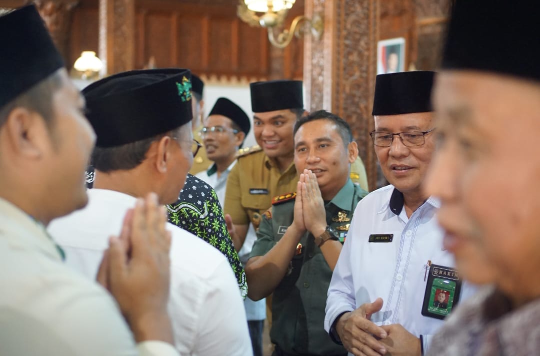 Dandim 0719 / Jepara Letkol Arm Khoirul Cahyadi S. E. Hadiri Halal Bi Halal Bersama PC NU dan Muhammadiyah di Pendopo Kabupaten Jepara