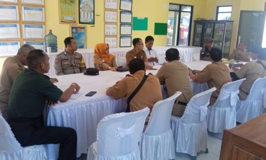 Danramil 12 / Donorojo Lettu Inf Sumartono Hadiri Rapat Koordinasi Persiapan Bupati Ngantor di Balai Desa Sumberrejo