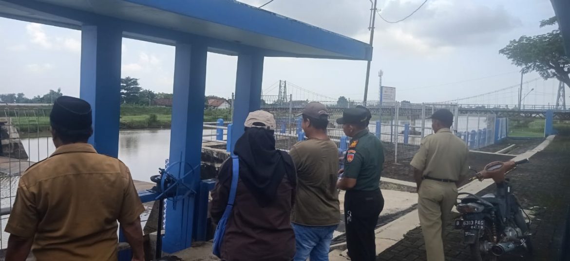 Danramil 04 / Pecangaan Dampingi Petugas BBWS Semarang Cek Kerusakan Bendungan Karet Welahan Bum di Desa Gerdu