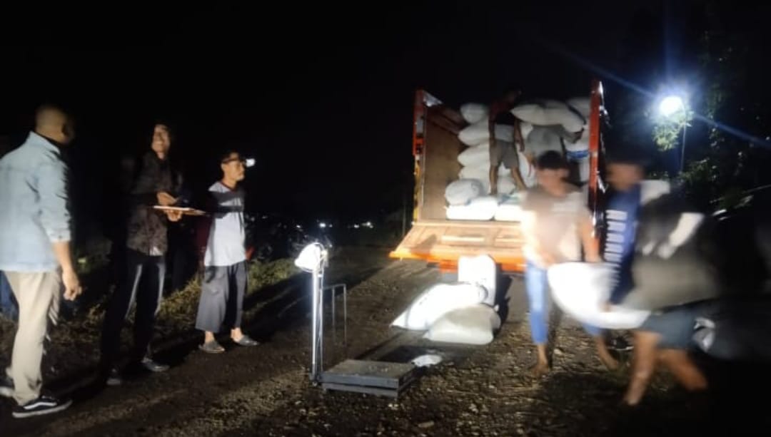Sertu Yustanto Babinsa Desa Bandungharjo Dampingi Penyerapan Gabah oleh Bulog di Lahan Poktan Jaya