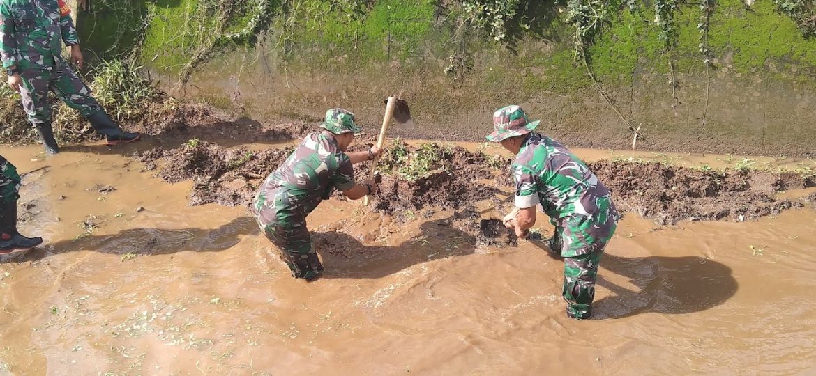 Babinsa Mantingan dan Koramil 11 / Tahunan Gelar Karya Bhakti Pembersihan Sungai Tiplosi, Wujudkan Semangat Gotong Royong
