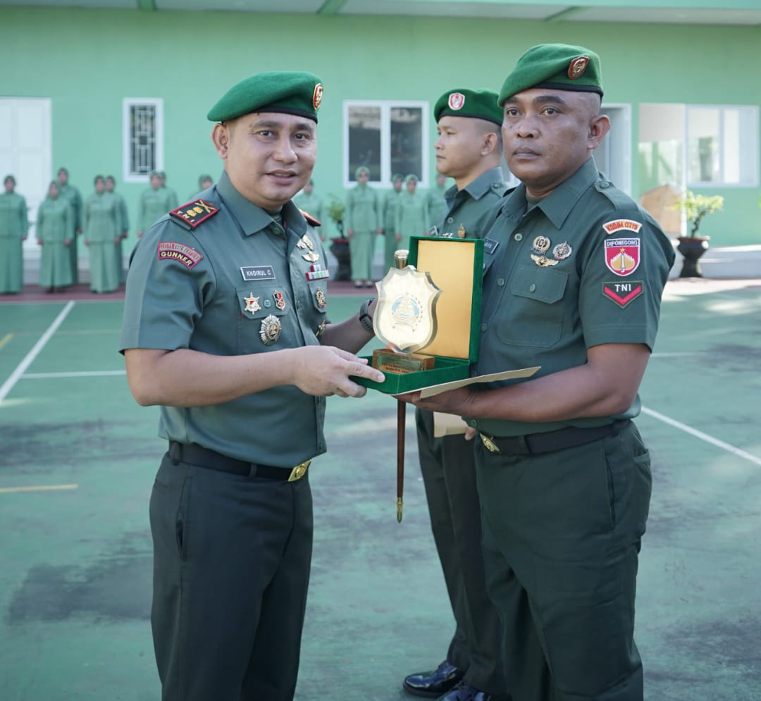 Dandim 0719 / Jepara Pimpin Upacara Pelepasan Pindah Satuan: Serda Kurniawan Bertugas ke Kodim Magelang, Kopda Arifin ke Kodim Blora