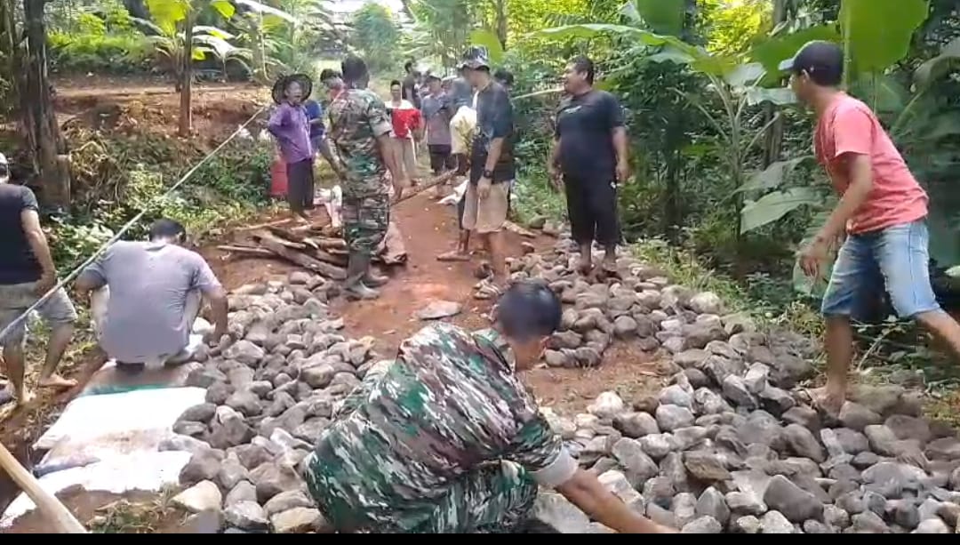 Satukan Kekuatan Jelang TMMD Ke-124, Koramil 11 / Tahunan dan Warga Desa Kecapi Gotong Royong Perbaiki Jalan
