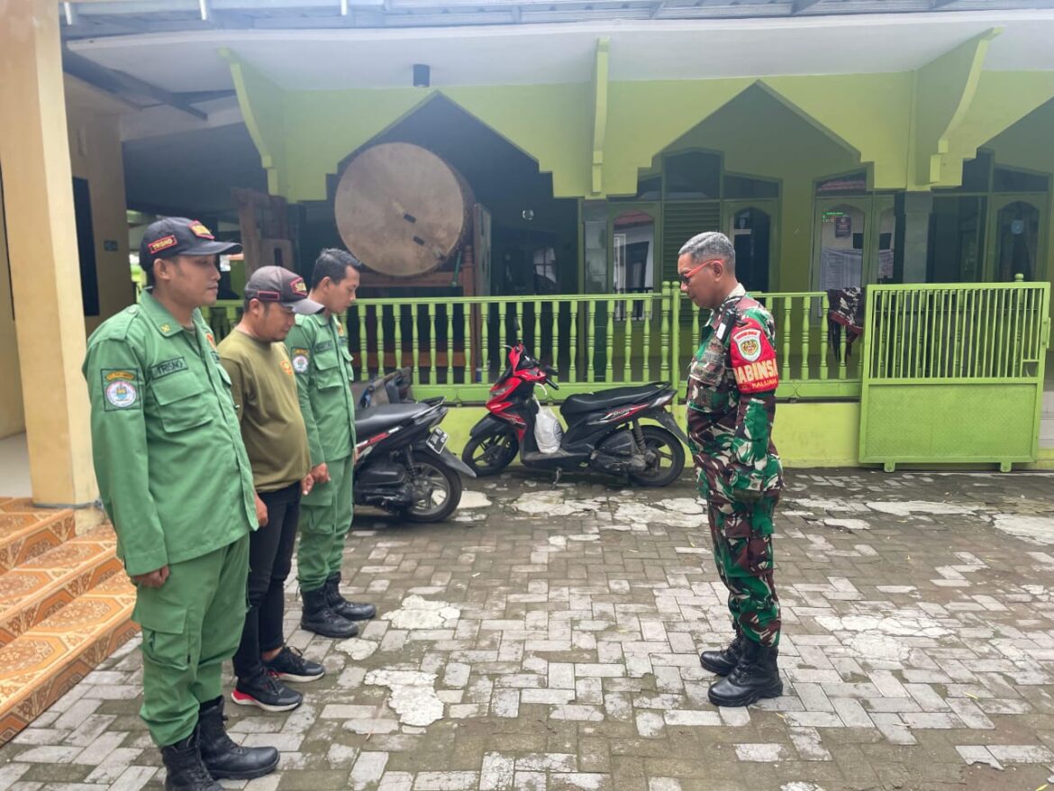Babinsa Kalijaga Laksanakan Apel Satlinmas untuk Tingkatkan Keamanan Lingkungan