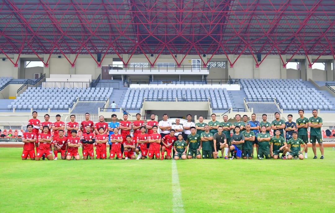 Semangat Kebersamaan di Lapangan Hijau: Kodim 0719 / Jepara Gelar Sparing Fun Football Bersama FGFC Plat K di Stadion Gelora Bumi Kartini
