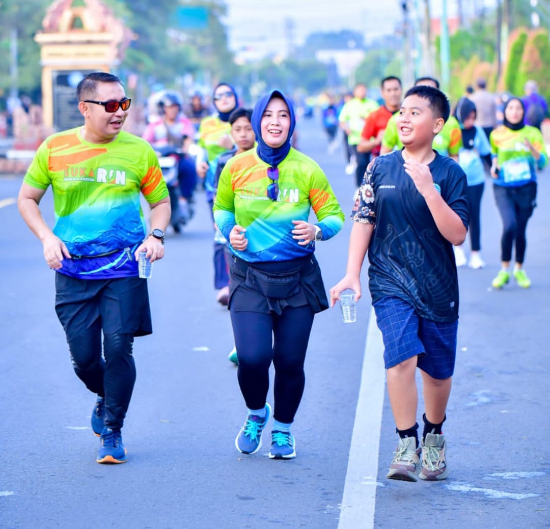 Semangat Sehat Usai Lebaran, Dandim 0719 / Jepara dan Istri Meriahkan “LebaRUN” Bareng Warga di Gelora Bumi Kartini